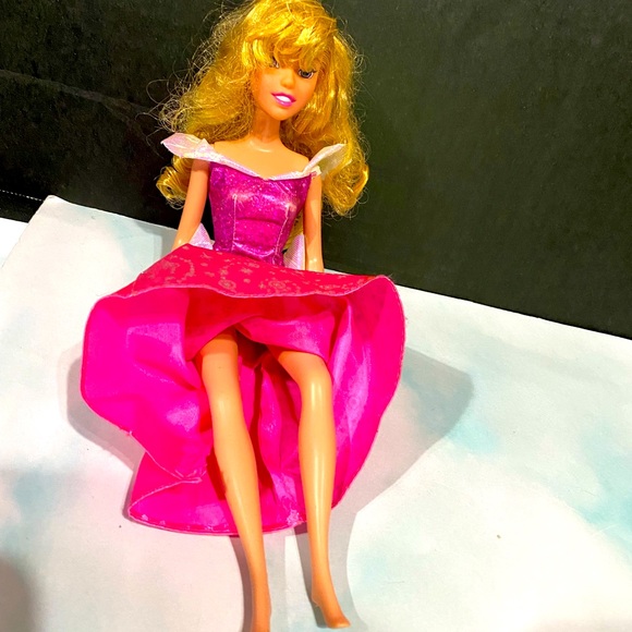 DISNEY VINTAGE 2005 SLEEPING BEAUTY PRINCESS AURORA COLLECTABLE DOLL 11.5” - Picture 4 of 11